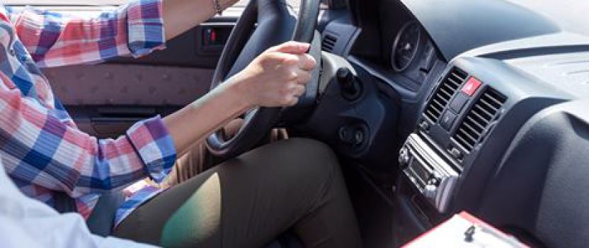 Examen móet doorgaan, of de rijschool het daarmee eens is of niet.